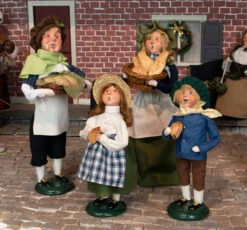 Byers' Choice - Cries Of London Man With Meat Pies Caroler -Ornaments Shop Byers Chocie Cries of London Family 2022 4321I 4322I 4323I 4324I 20568.1648484548