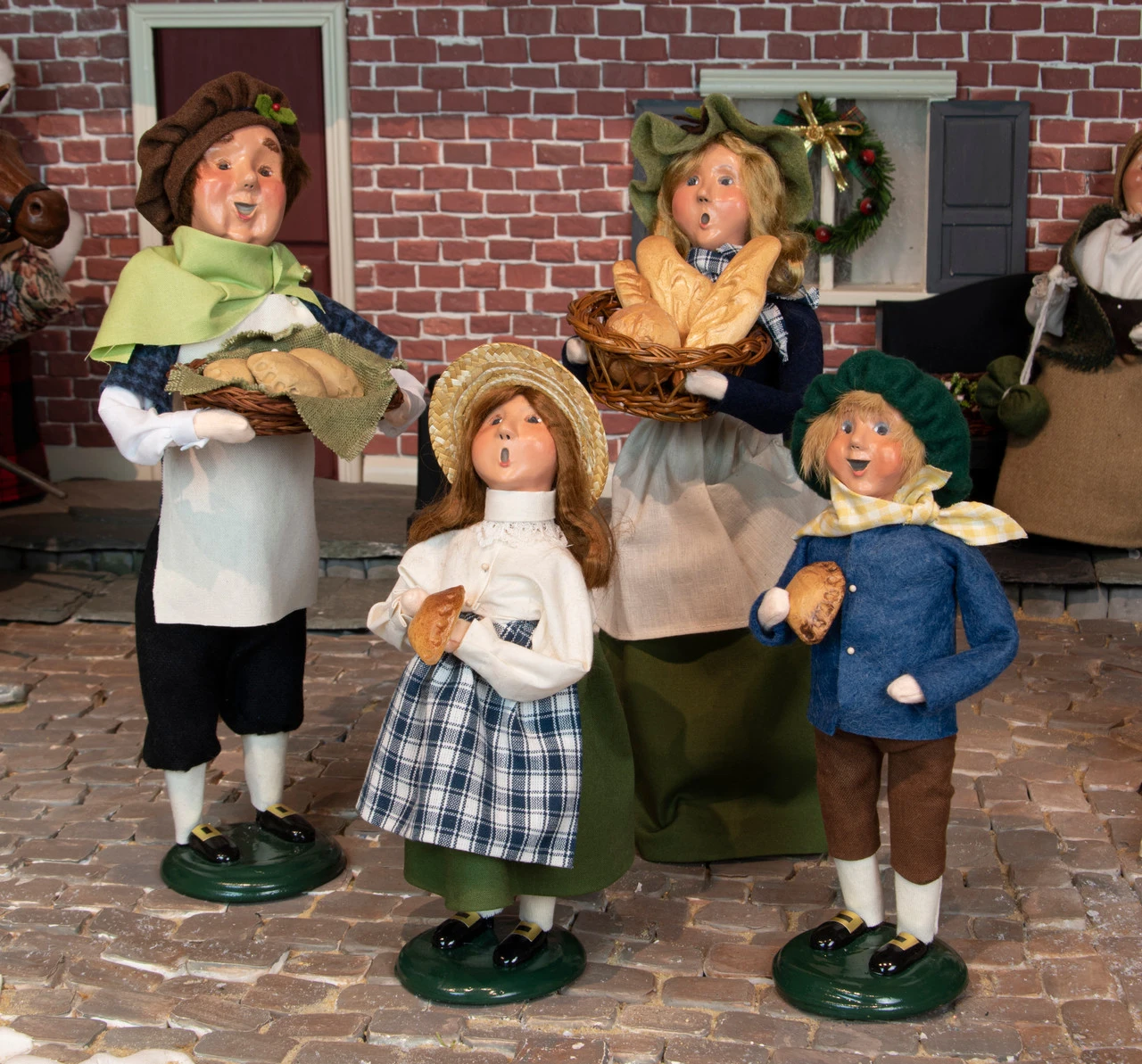 Byers' Choice - Cries Of London Girl With Pie Caroler 7 Byers' Choice - Cries Of London Girl With Pie Caroler - Image 5